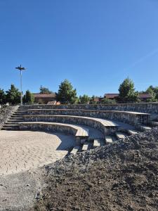 Amfiteatteri kivikori penkeillä